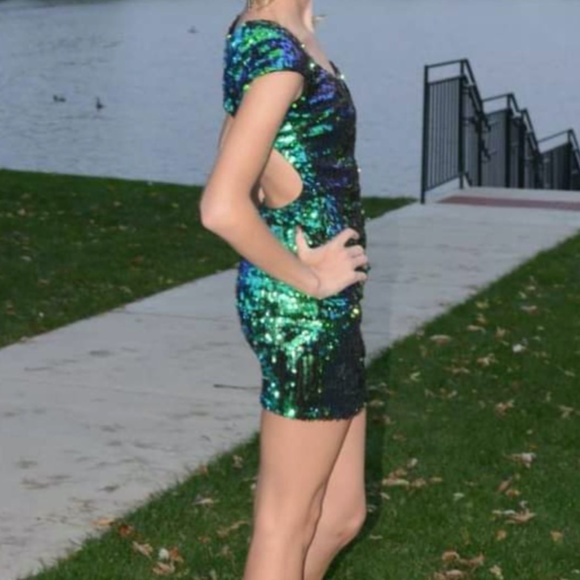 Dress the Population Iridescent Green Sequin Short Dress with Open Back - Picture 4 of 6